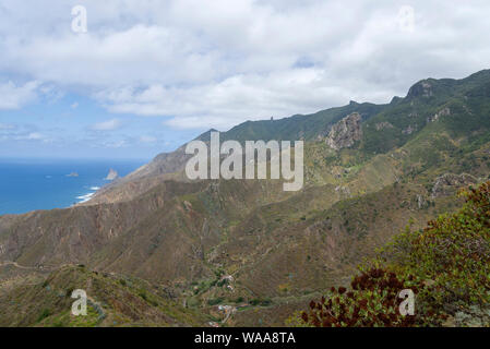 Berge und Meer auf der Insel Teneriffa. Das Konzept von Tourismus und Erholung an einem Sommertag. Stockfoto