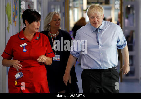 Premierminister Boris Johnson trifft sich mit Angehörigen der Gesundheitsberufe bei einem Besuch der Royal Cornwall Krankenhaus in Truro, Cornwall. Stockfoto