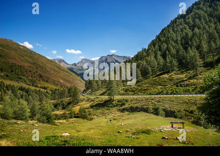 Ein Horizont des Alpinen felsigen Gipfeln in der Nähe der Dolomiten, in Passo Pennes, in der Provinz Bozen, Italien Stockfoto