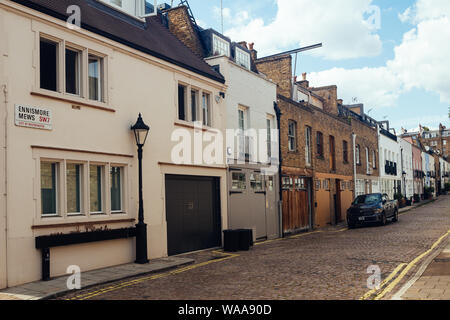 London/Großbritannien - 18. Juli 2019: pastellfarbene Häuser im Rutland Mews in der Knightsbridge. Das ist ein Wohn- und Viertel im Zentrum von Lon Stockfoto