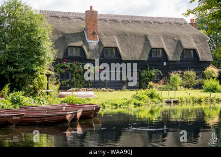 Rudern Boote auf dem Fluss Stour, des National Trust Flatford Mill, berühmt durch den Künstler John Constable 1776-1941, Suffolk, England, Großbritannien Stockfoto