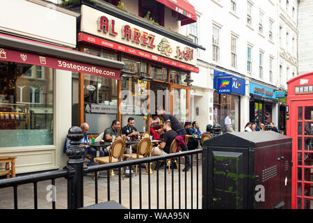 London/Großbritannien - 18. Juli 2019: Araber in einem Libanon Cafe auf der Brompton Road in Knightsbridge sitzen Stockfoto