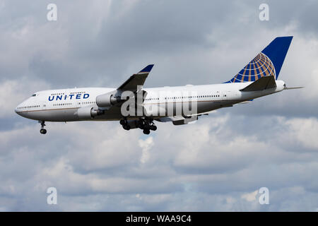 FRANKFURT/Deutschland - 12. AUGUST 2014: United Airlines Boeing 747-400 N 199 UA Passagierflugzeug landen am Flughafen Frankfurt Stockfoto