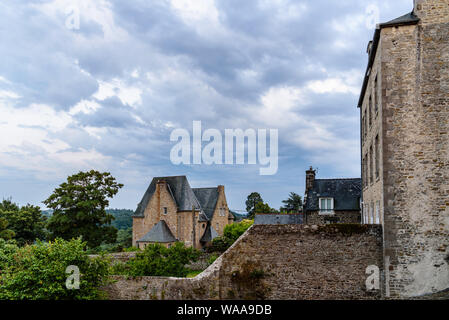 Alten gepflasterten Straße mit Stein mittelalterliche Häuser in der Altstadt von Dinan, Bretagne Stockfoto