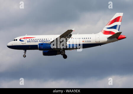 FRANKFURT/Deutschland - 12. AUGUST 2014: British Airways Airbus A319 G-EUOA Passagierflugzeug landen am Flughafen Frankfurt Stockfoto