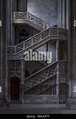 Die spektakuläre 15. Jahrhundert Escalier de la Librarie (Buchhändler Treppe) gebaut von Guillaume Pontis in der Kathedrale von Rouen, Frankreich Stockfoto
