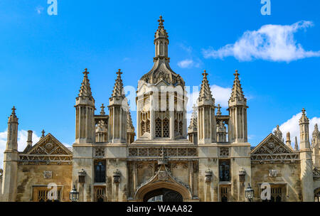 Schöne, klassische King's College Porters' Lodge, Cambridge, Großbritannien, in dem die wunderschönen Detail der gotischen Architektur Stockfoto