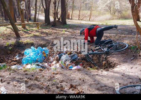 Der Mann fiel vom Rad, Haushalt Müll im Wald, Pionerskiy, der Region Kaliningrad, Russland, 21. April 2019 Stockfoto