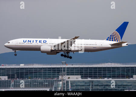 FRANKFURT/Deutschland - am 18. AUGUST 2013: United Airlines Boeing 777-200N782UA Passagierflugzeug landen am Flughafen Frankfurt Stockfoto