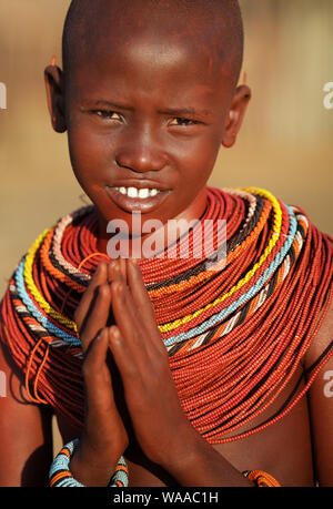 Schöne Samburu tribal Mädchen mit Ocker- und Halskette in Archers Post, Kenia. Stockfoto