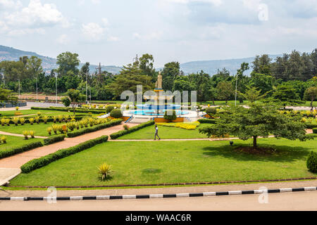 Brunnen in der Mitte des Kreisverkehrs KG 2 Neben Radisson Blu Hotel und Convention Center, Kigali, Ruanda, Ostafrika Stockfoto