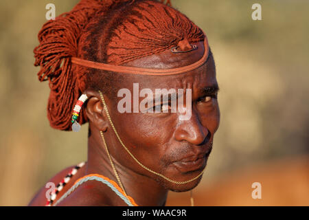 Samburu Krieger an eine Hochzeit in einem Dorf in der Nähe von Archers Post, Kenia. Stockfoto