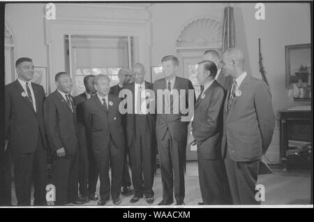[Bürgerrechtsbewegung mit Präsident John F. Kennedy im Oval Office des Weißen Hauses nach dem Marsch auf Washington, D.C.]; englisch: August 1963 Foto zeigt (von links nach rechts): Whitney Young (National Urban Leage); Martin Luther King, Jr. (SCLC); John Lewis (SNCC) [teilweise sichtbar]; Rabbi Joachim Prinz (American Jewish Congress); Pfarrer Eugene Carson Blake (Vereinigte Presbyterianische Kirche); A. Philip Randolph; Präsident John F. Kennedy; Walter Reuther (Leader), [mit Vice President Lyndon Johnson teilweise sichtbar hinter ihn]; und Roy Wilkins (Naacp). Nicht abgebildet: Willard Wirtz Stockfoto