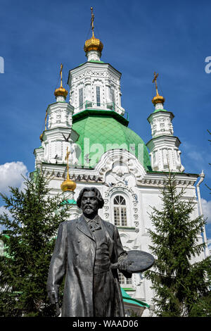 Statue des Malers Wassili Surikow vor der Fürsprache Kathedrale in Krasnojarsk, Sibirien, Russland Stockfoto