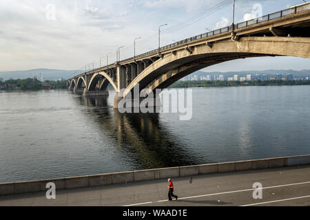 Gemeinschaftliche Brücke über den jenissei Fluss in Krasnojarsk, Sibirien, Russland Stockfoto