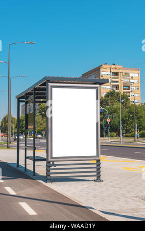 Außenwerbung Plakat mock up am Busbahnhof in städtischen Umgebung auf einem hellen sonnigen Sommertag Stockfoto