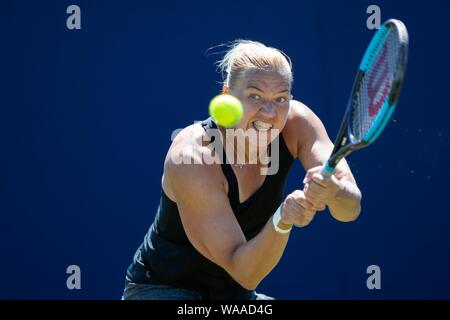 Kaia Kanepi in Estland spielen mit zwei rückhand gegen Kurumi Nara an Japan übergeben. Natur Tal International 2018 - Montag, 25 Juni, 2018 - Devonshir Stockfoto