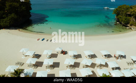 Tropischer Strand mit Sonnenliegen in der Nähe der Lagune mit türkisblauem Wasser Boracay, Philippinen, Luftbild. Meereslandschaft mit Strand auf der tropischen Insel. Sommer und Reisen Urlaub Konzept. Stockfoto