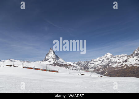 Roten Zug vor dem Matterhorn, Schweiz Stockfoto