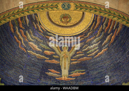 Die Kirche aller Nationen, auch die Kirche oder die Basilika der Agonie bekannt. Engel. Mosaik der Basilika in Gethsemane. Jerusalem. Israel. Stockfoto