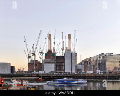 Fernblick über die Themse mit Lastkähnen und Clipper. Battersea Power Station 2019, London, Vereinigtes Königreich. Architekt: Verschiedene, 2019. Stockfoto