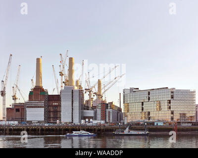 Fernblick über die Themse mit Lastkähnen und Clipper. Battersea Power Station 2019, London, Vereinigtes Königreich. Architekt: Verschiedene, 2019. Stockfoto