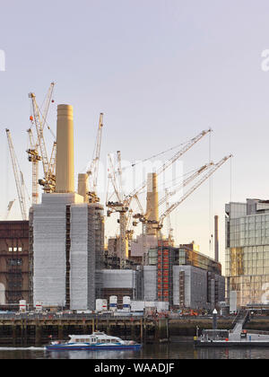 Fernblick über die Themse mit Clipper. Battersea Power Station 2019, London, Vereinigtes Königreich. Architekt: Verschiedene, 2019. Stockfoto