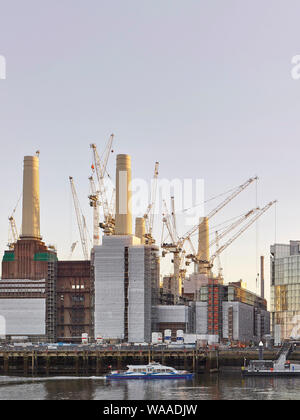 Fernblick über die Themse mit Clipper. Battersea Power Station 2019, London, Vereinigtes Königreich. Architekt: Verschiedene, 2019. Stockfoto