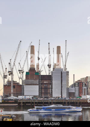 Fernblick über die Themse mit Clipper. Battersea Power Station 2019, London, Vereinigtes Königreich. Architekt: Verschiedene, 2019. Stockfoto