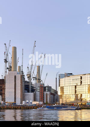 Enge Blick über die Themse mit Clipper. Battersea Power Station 2019, London, Vereinigtes Königreich. Architekt: Verschiedene, 2019. Stockfoto