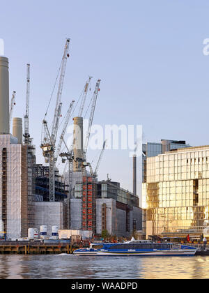 Enge Blick über die Themse mit Clipper. Battersea Power Station 2019, London, Vereinigtes Königreich. Architekt: Verschiedene, 2019. Stockfoto