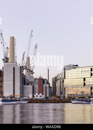 Enge Blick über die Themse mit Clipper. Battersea Power Station 2019, London, Vereinigtes Königreich. Architekt: Verschiedene, 2019. Stockfoto