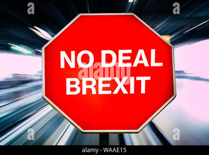 Kein Deal Brexit auf achteck Stoppschild mit blur Zoom im Hintergrund geschrieben. Gefühl der Dringlichkeit am kommenden 31. Oktober, 2019 Termin Stockfoto