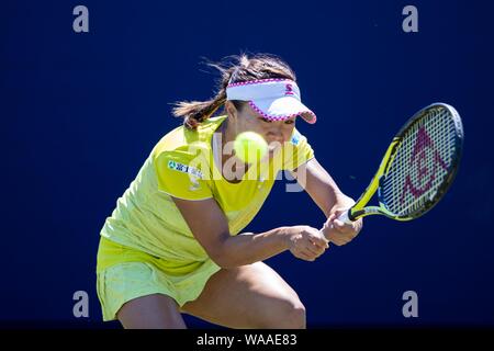 Kurumi Nara in Japan spielen mit zwei rückhand gegen Kaia Kanepi Estlands übergeben. Natur Tal International 2018 - Montag, 25 Juni, 2018 - Devonshir Stockfoto