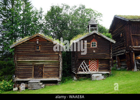 Alte Karre und hölzerne Scheunen in Bauernhof in Norwegen Stockfoto