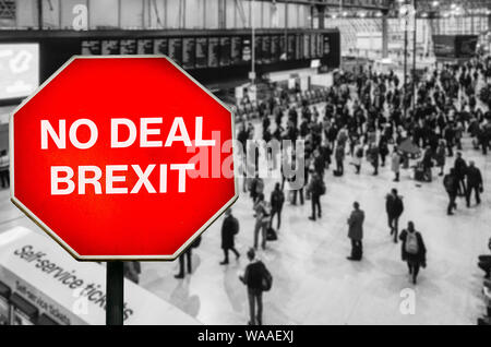 Kein Deal Brexit auf achteck Stoppschild mit hohen Perspektive geschrieben defokussierten Passagiere am Bahnhof Terminal Stockfoto