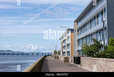 Dundee Riverside Walk und Apartments mit Blick auf der Tay Rail Bridge, Dundee, Tayside, Schottland Stockfoto