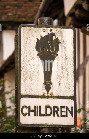 Eine alte Straße in der Nähe eines Dorfes Schule Warnung der Kinder, England, Großbritannien Stockfoto