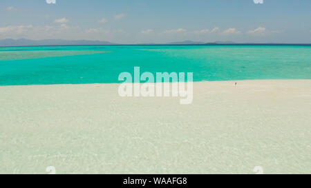 Tropische Korallen Atolls mit türkisfarbenem Wasser gegen den Himmel mit Wolken Ansicht von oben. Sommer und Reisen Urlaub Konzept. Balabac, Palawan, Philippinen Stockfoto