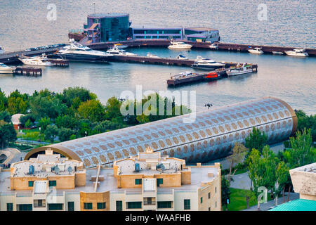 Luftaufnahme der Teppich Museum und dem Kaspischen Wind Yachting Club, Baku, Aserbaidschan Stockfoto