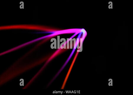 Leuchtende neon Linien auf schwarzem Hintergrund. Multicolor sternförmigen defokussierten Linien. Zusammenfassung Hintergrund verschwommen. Stockfoto