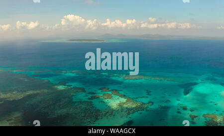 Tropischen Lagunen mit türkisfarbenem Wasser, Korallenriffe und tropischen Inseln im blauen Meer, Ansicht von oben. Balabac, Palawan, Philippinen. Sommer und Reisen Urlaub Konzept. Stockfoto