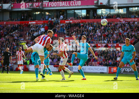 Stoke City Liam Lindsay (links) in Richtung Ziel während der Skybet Championship match bei der Bet365-Stadion, schüren. Stockfoto