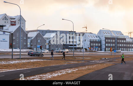 Reykjavik, Island - 3. April 2017: Street View mit modernen nördlichen Häuser. Stadtbild von Reykjavik, der Hauptstadt Islands. Gewöhnliche Menschen und Tour Stockfoto