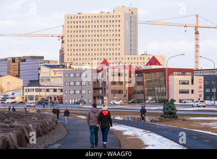 Reykjavik, Island - 3. April 2017: Küsten Stadtbild von Reykjavik, der Hauptstadt Islands. Blick auf die Straße mit Menschen zu Fuß in der Nähe von modernen Gebäuden Stockfoto