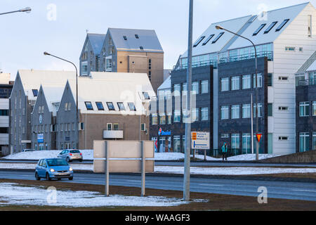 Reykjavik, Island - 3. April 2017: Stadtbild von Reykjavik mit modernen Gebäuden. Hauptstadt von Island. Gewöhnliche Menschen sind auf der Straße Stockfoto