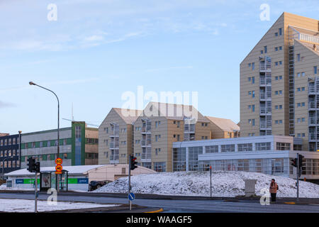 Reykjavik, Island - 3. April 2017: Street View mit modernen Wohn- und Gewerbebauten. Stadtbild von Reykjavik, der Hauptstadt Islands. Gewöhnliche Stockfoto