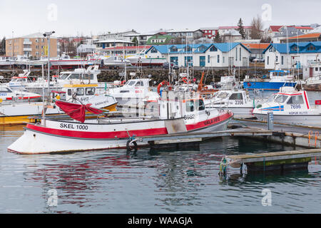 Reykjavik, Island - 4. April 2017: Angeln Boote und Yachten sind in Hafnarfjordur harboour vertäut. Es ist eine Stadt und Gemeinde auf der s Stockfoto