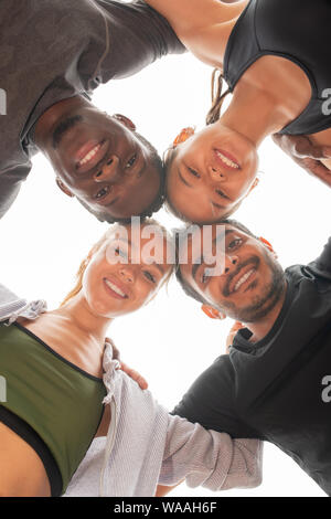 Niedrigen Winkel von vier jungen interkulturelle Athleten in Activewear betrachten Sie Stockfoto