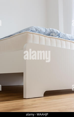 Teil der Home oder Hotel Interior, weiß Bett mit Matratze und blauen Handtücher Stockfoto